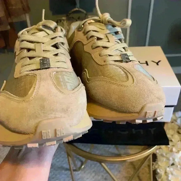 Givenchy runner active patent leather low trainers in light pink/beige color. - Picture 7 of 11